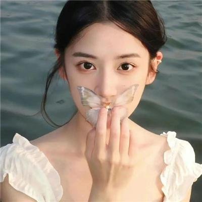 一匹马奔跑,一匹马跳跃